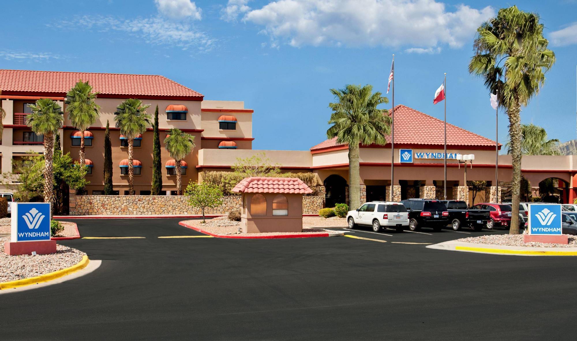 Wyndham Airport&water Park 3*